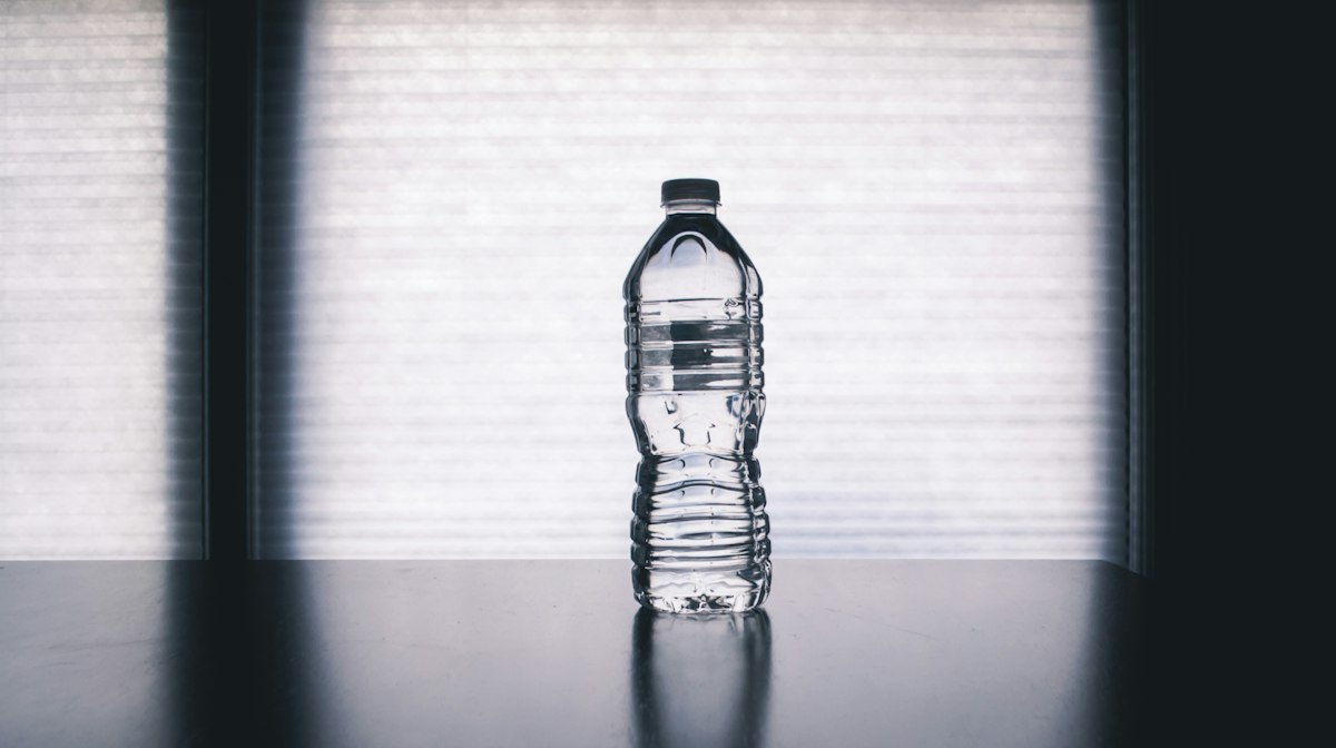 Bicchiere d’acqua tra le mani